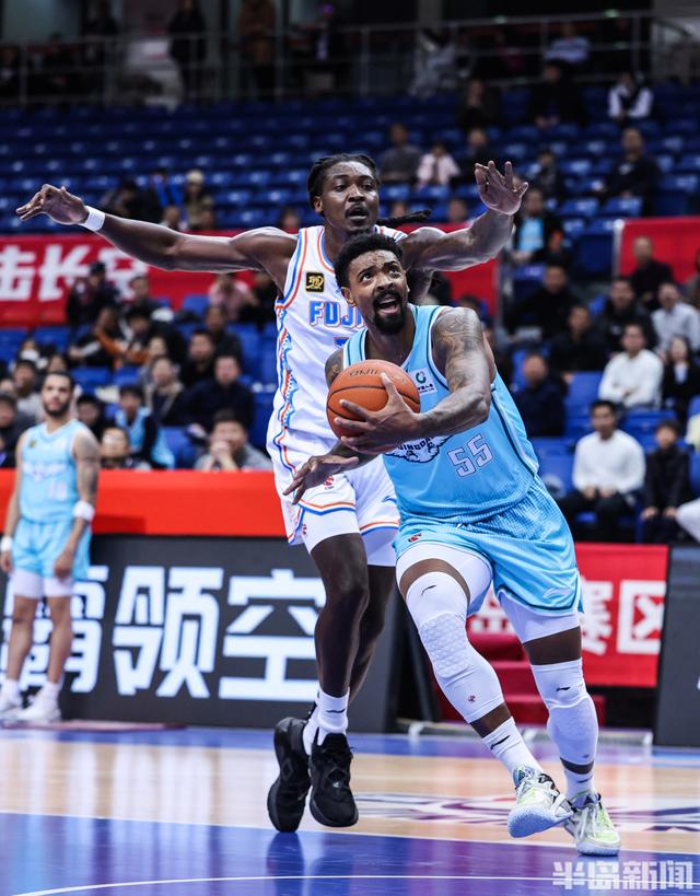 青岛男篮强势上演主场硬仗，实现胜绩领跑的简单介绍