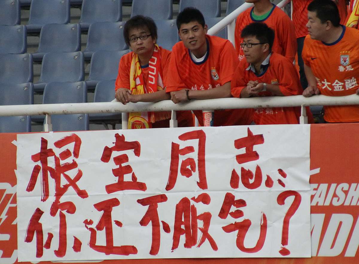 强队遭遇劲敌，艰难战胜对手，展现不屈斗志！ 