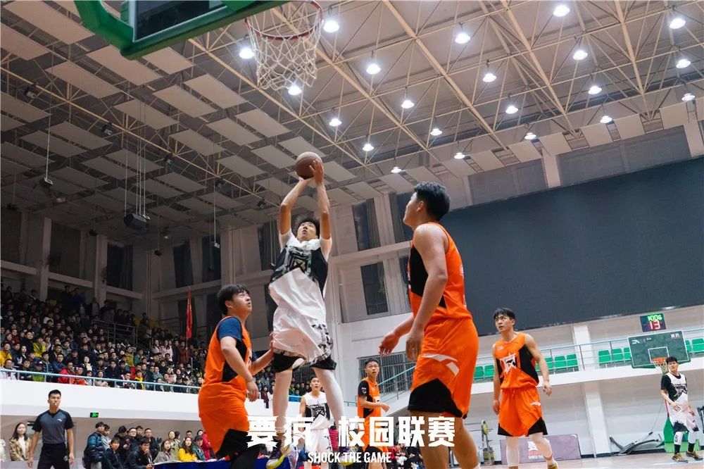 强强会师拼尽全力，博得欢呼与掌声 