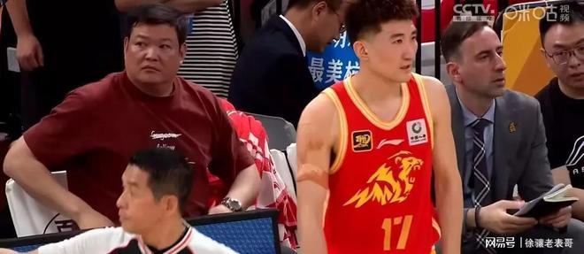 篮球比赛中出现技术犯规争议 