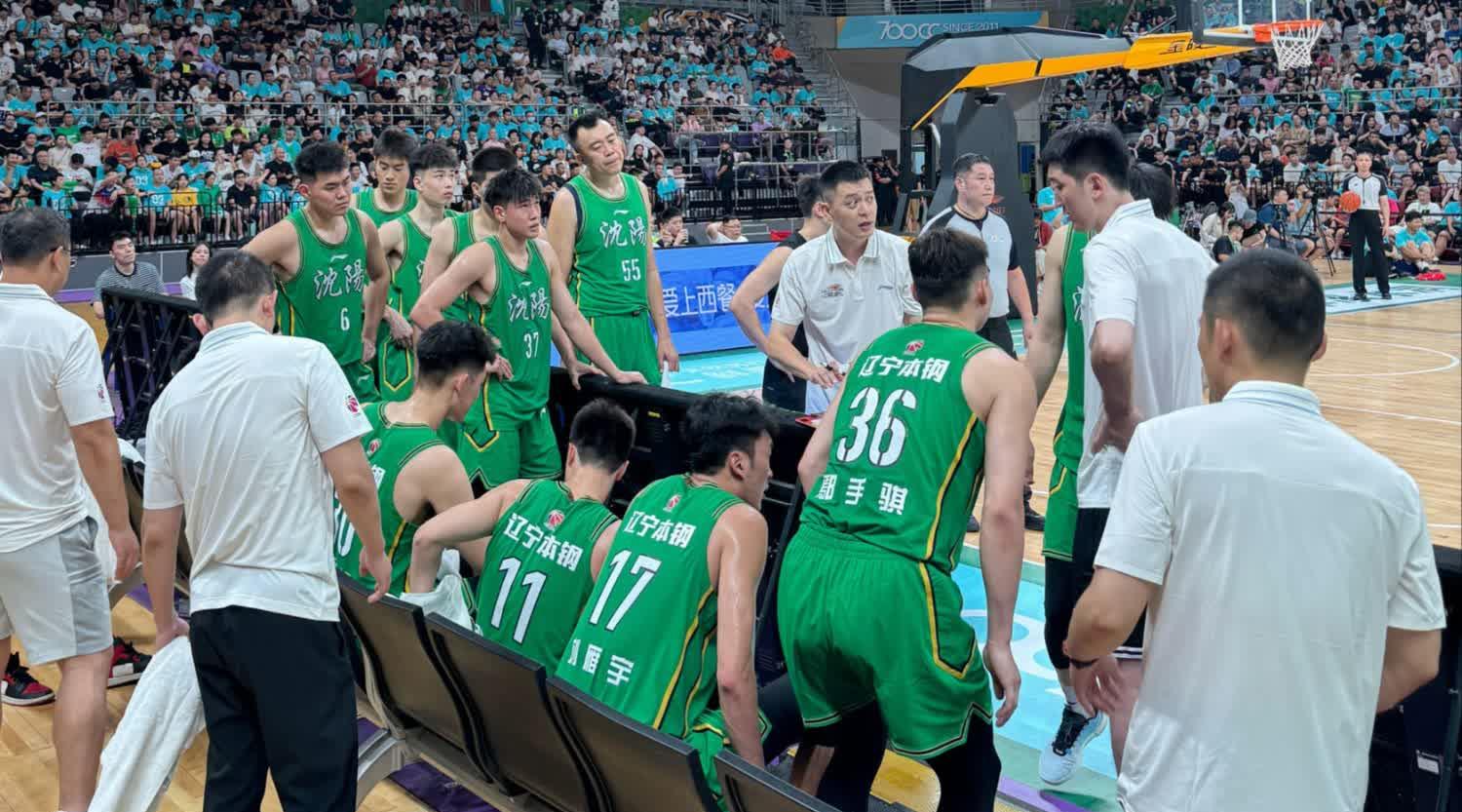 两队争夺胜利，篮球场上热闹非凡 
