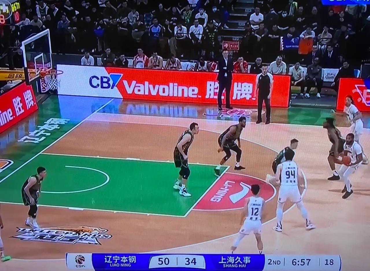 上海队爆冷击败浙江，挺进CBA半决赛 